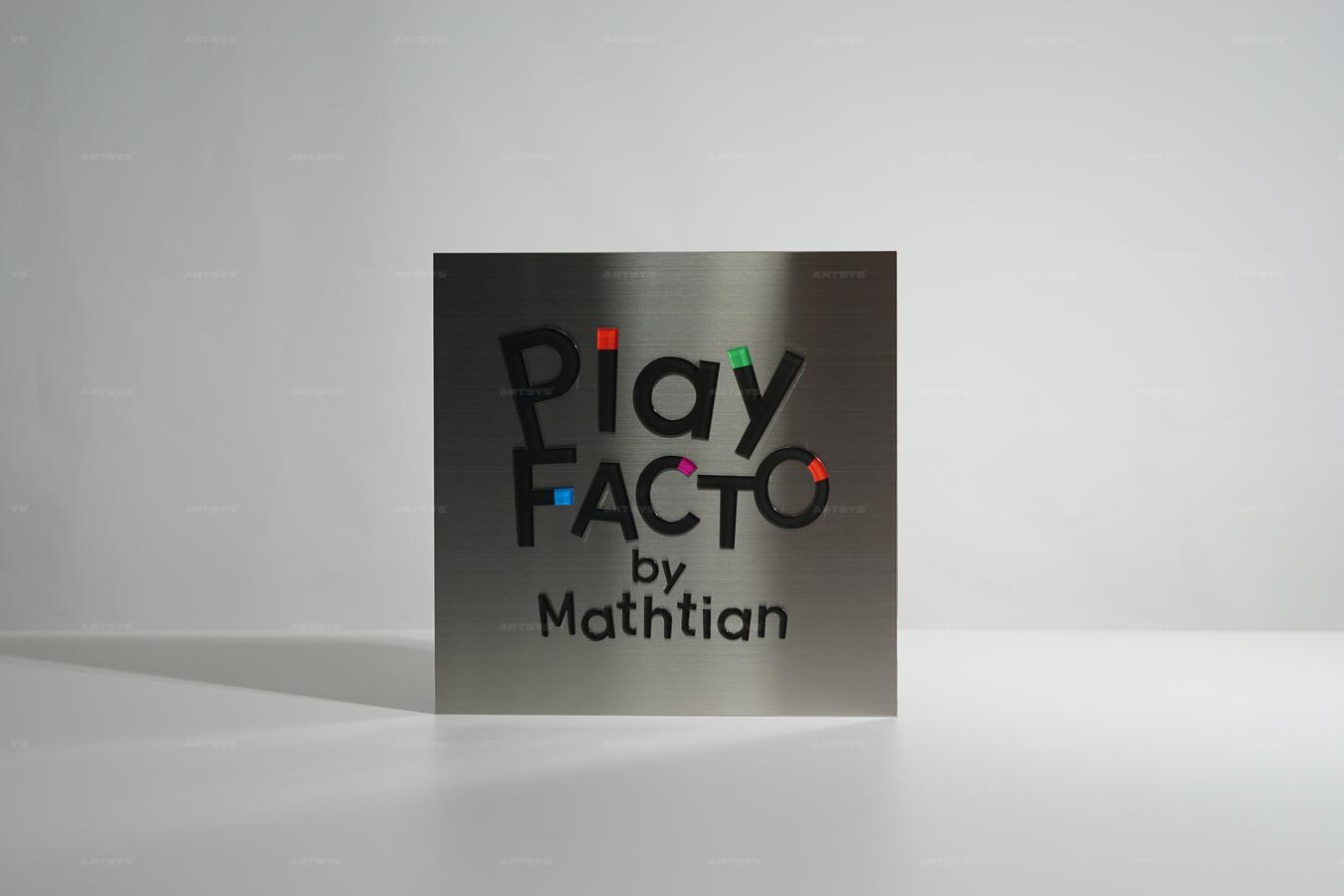 아트시스의 스테인리스 스틸로 제작된 Play FACTO 간판